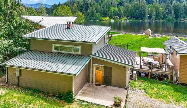 Building Photo - 1103 SW Lake Roesiger Rd Unit Main House