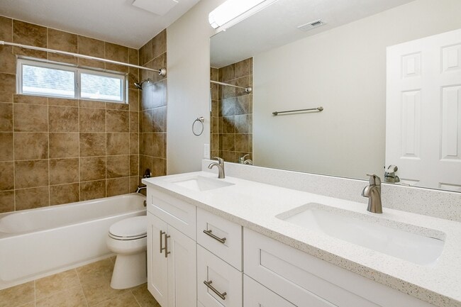 Building Photo - 815 Robins Way