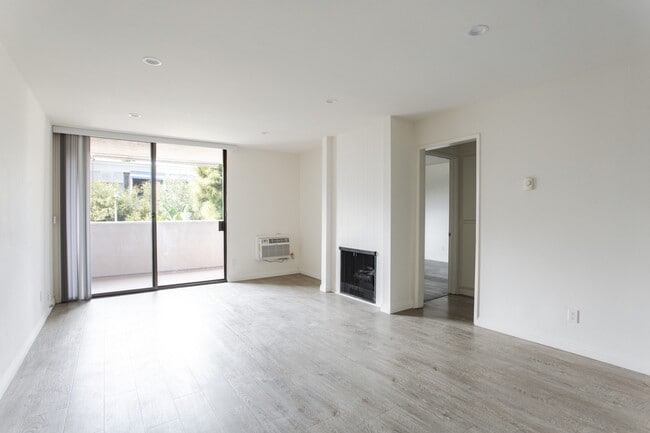 Photo - West Knoll Plaza