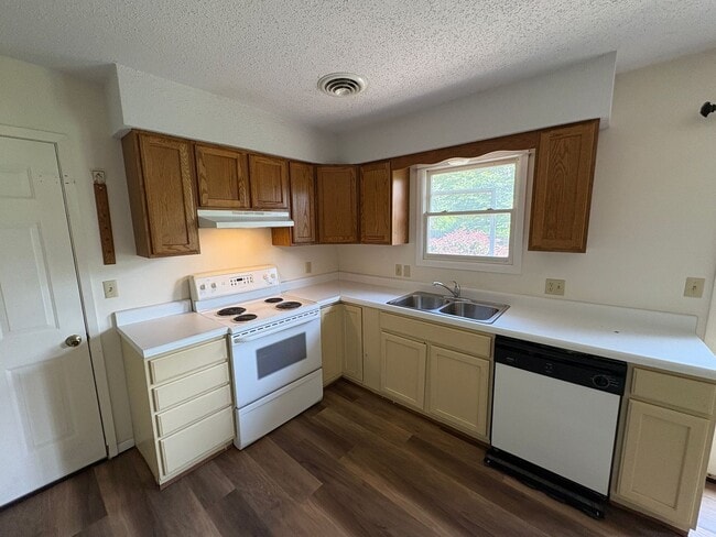 Building Photo - Charming 3-bedroom Home in Wamego close to West Elementary School