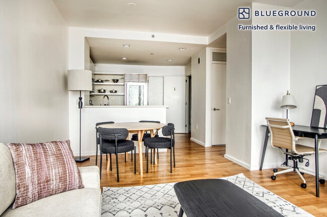 Photo - 635 W 42nd St Unidad FL36-ID1857