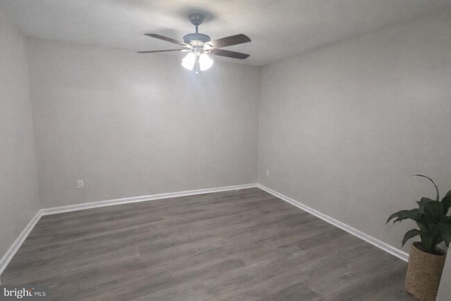 Photo - 304 Coventry Way