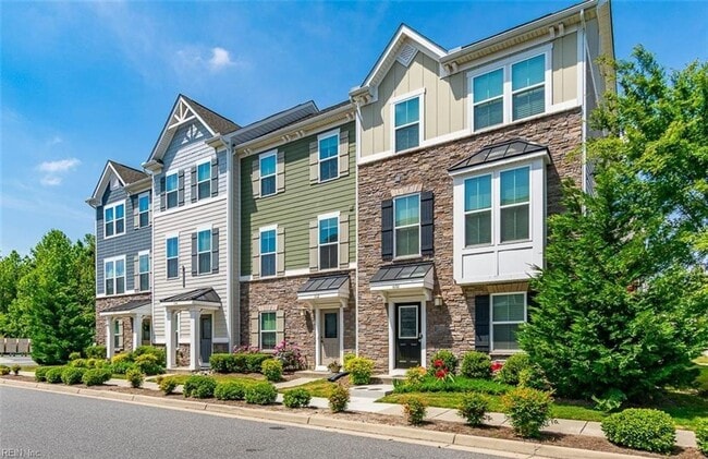 Photo - Gorgeous Tri-Level Condo