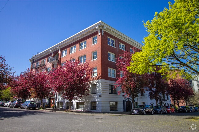 EXTERIOR - Chesterbury Apartments