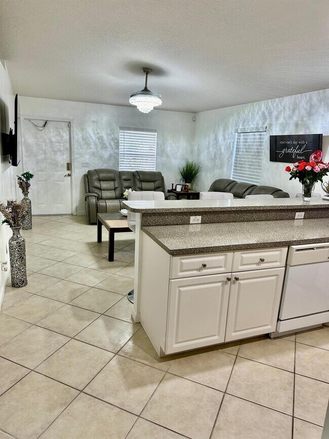 Photo - 4942 Dillon St