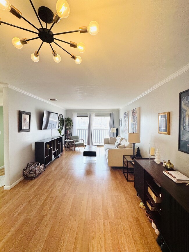 Photo - 603 55th St Unidad 310