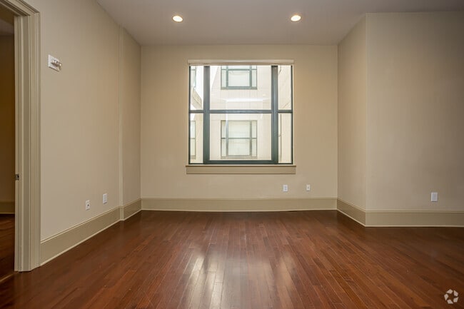 1BR, 1BA - 720SF
