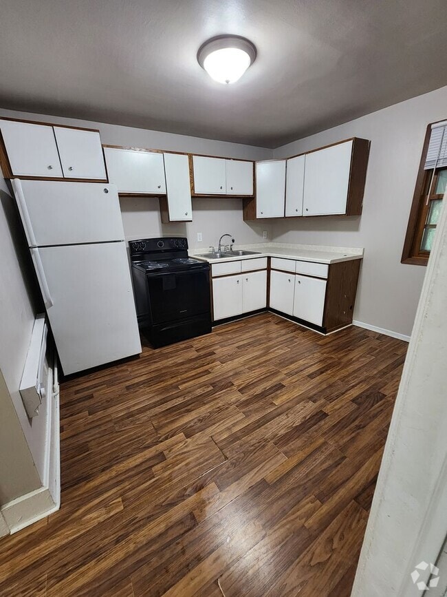 Building Photo - Birch St Duplex Unit Upper Rental