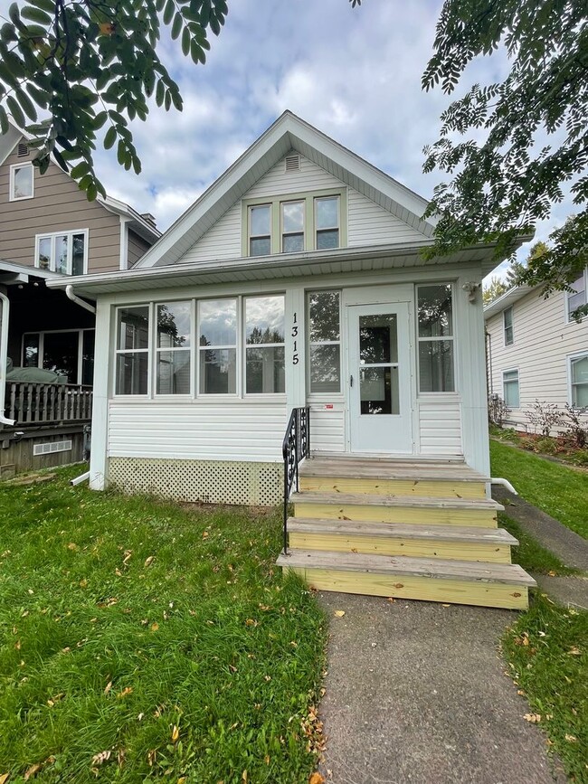 Building Photo - AVAILABLE SEPTEMBER 1st - 2 Bedroom, 1 Bat...