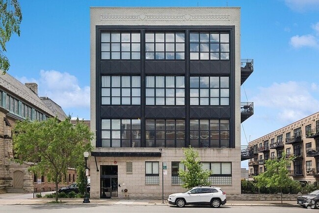 Building Photo - 1918 S Michigan Ave Rental