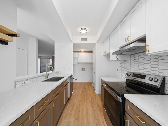 Building Photo - 2139 Lake Village Dr