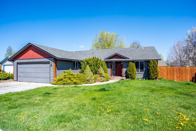Building Photo - Charming 3-Bedroom Home in Redmond: Spacious Yard & Prime Location!