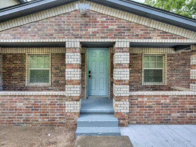 Building Photo - 2100 N Saint Luke Ave Rental
