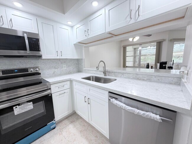 Building Photo - 1000 SW 125th Ave Unit 314n
