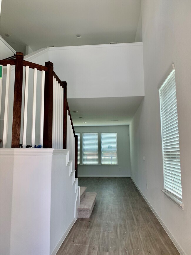 Photo - 1024 Greenshank Dr