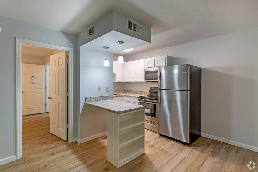 1BR, 1BA-500 SFLiving/Kitchen, Renovated