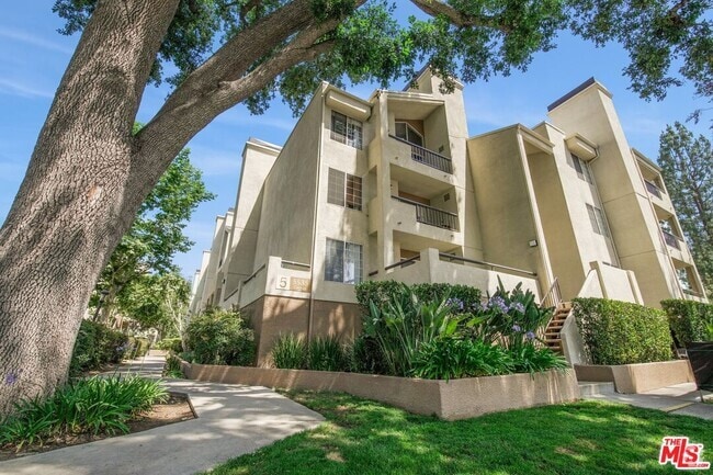 Building Photo - 5535 Canoga Ave Unit 108 Rental