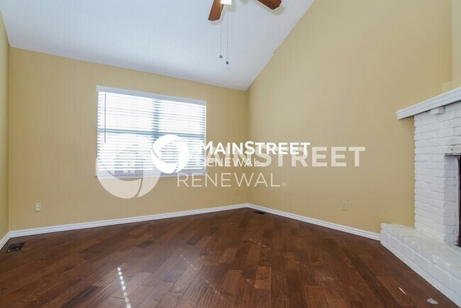 Photo - 3 Bedroom Pet-Friendly Home in Olathe, KS with Main Street Renewal