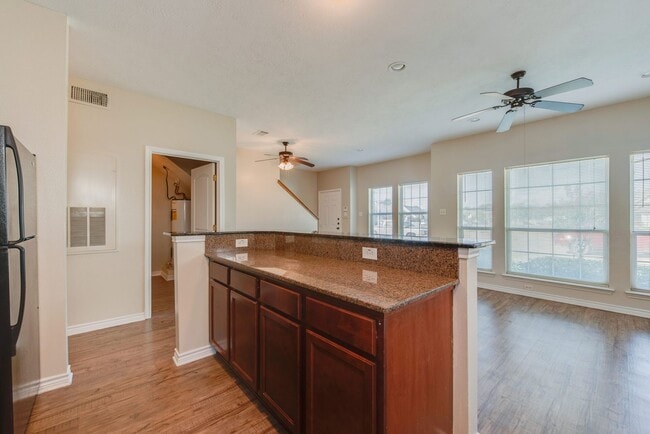 Photo - 3 Bed + 3 Bath - Spacious Duplex Unit RR152