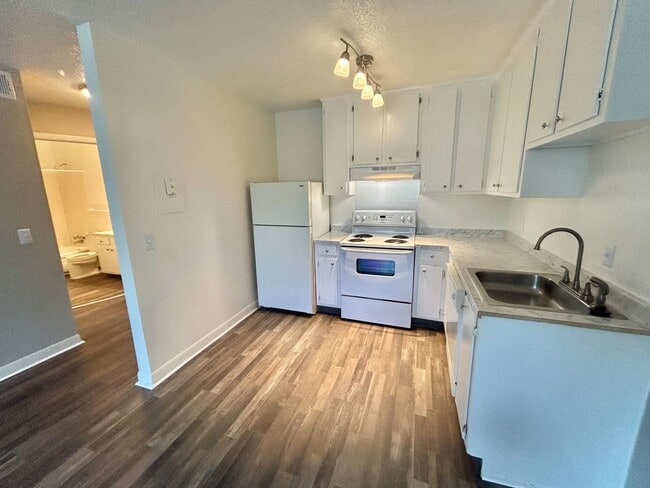 KITCHEN - Pine Brook TN