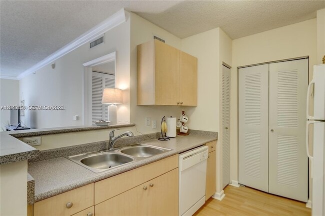 Photo - 1919 Van Buren St Unidad 620