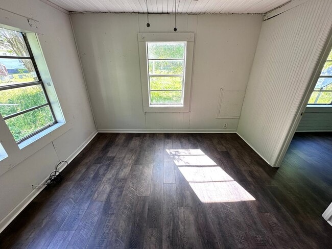 Photo - 1 Bedroom- 1 Bathroom- (with bonus room) House in Shannon!