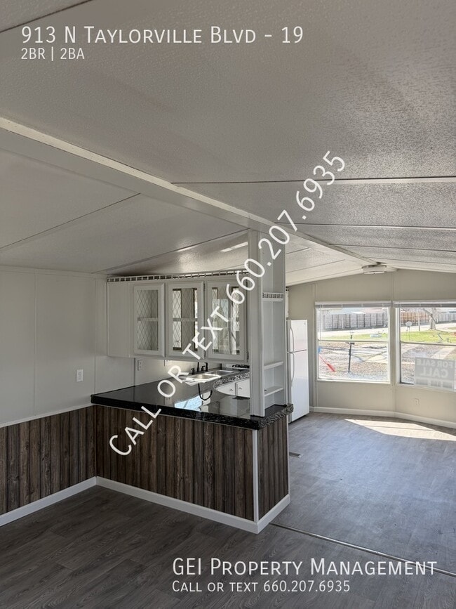 Photo - 913 N Taylorville Blvd