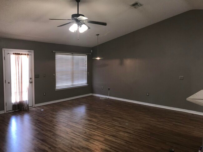 108 Kyle Ln
