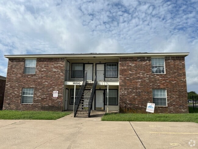 Building Photo - 1600 Dugger Cir Unit 1600 Dugger Cr  A Rental