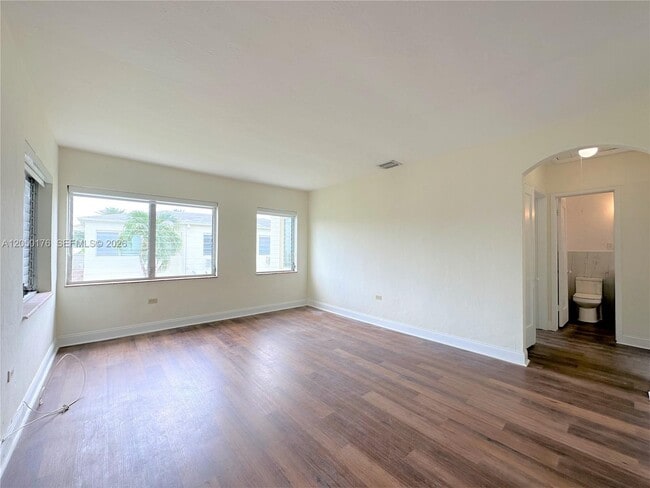 Building Photo - 1920 Biarritz Dr Unit 3