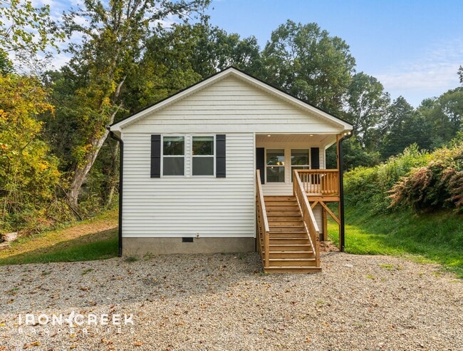 Building Photo - Beautiful New Home with Modern Finishes in...