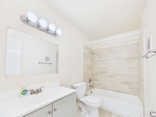 Photo - 9700 Leawood Blvd Unidad 322