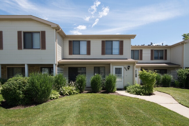 Photo - 932 Monroe Ct Townhome