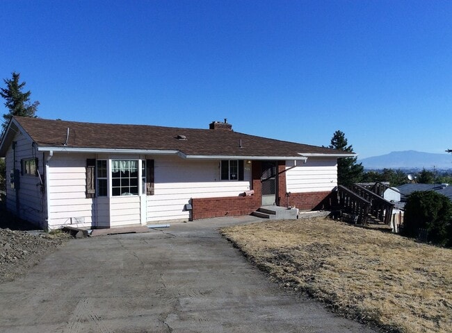 Building Photo - B Ave Duplex Unit 403 B Ave (upstairs )