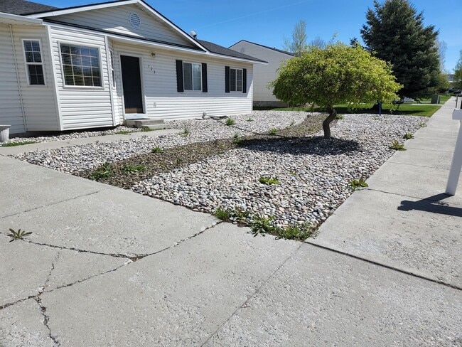 Building Photo - THIS IS A LEASE TAKEOVER, PLEASE CONTACT THE CURRENT TENANT, TANNER @ 801-688-4161 - Cute 3 Bed 1...
