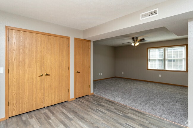 2BR, 1 BA - 1,090SF