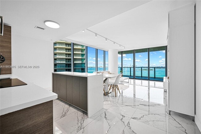 Building Photo - 650 NE 32nd St Unit 2007