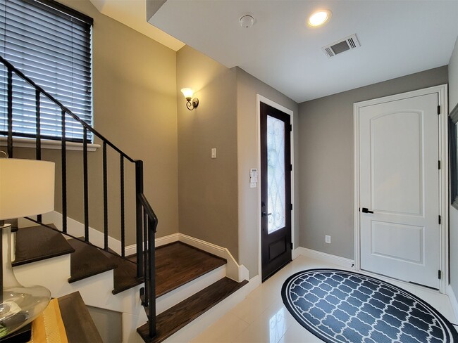 Photo - 925 W 19th St