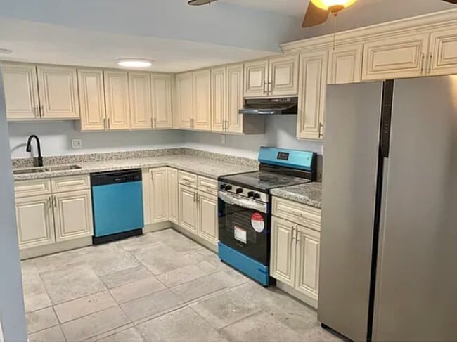 Building Photo - 811 Vouray Dr