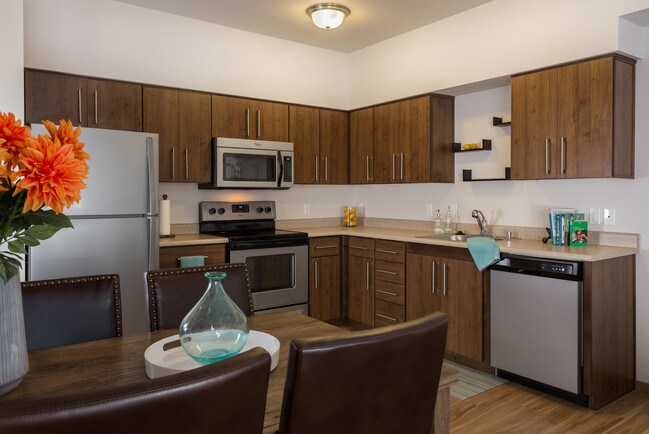 ¡Disfrute de su cocina con electrodomésticos completos! - Reserve at Everett for 55+ Active Seniors Apartamentos