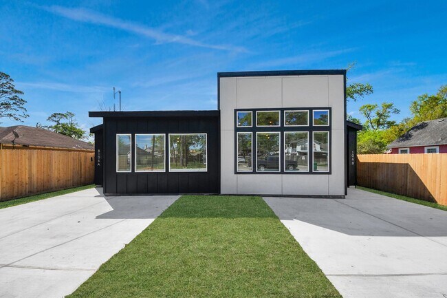 Photo - 8106 Locksley Rd