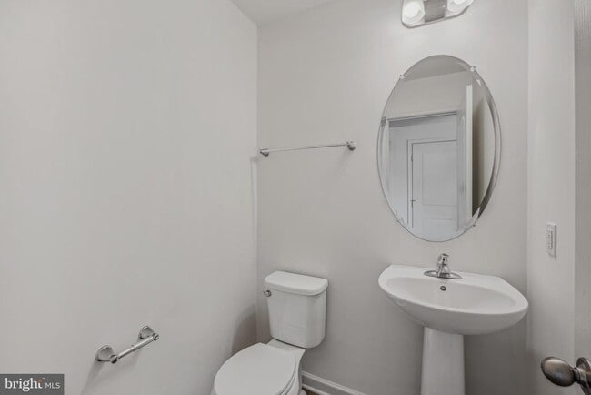 Photo - 162 Ludgate Mnr