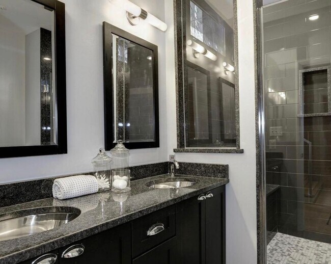 Photo - Beautiful 3 bed & Den + 3 Full Baths - Gorgeous upper level unit