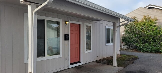 Photo - 241 NE School St