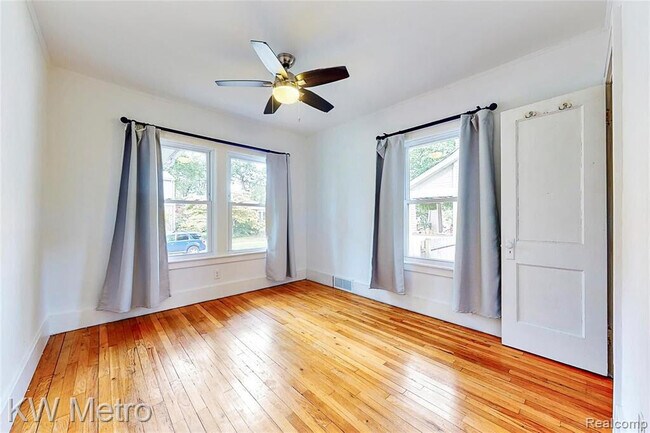 Photo - 865 W Marshall St