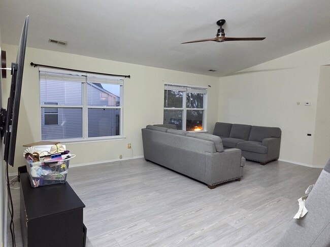 Photo - 380 Keswick Dr