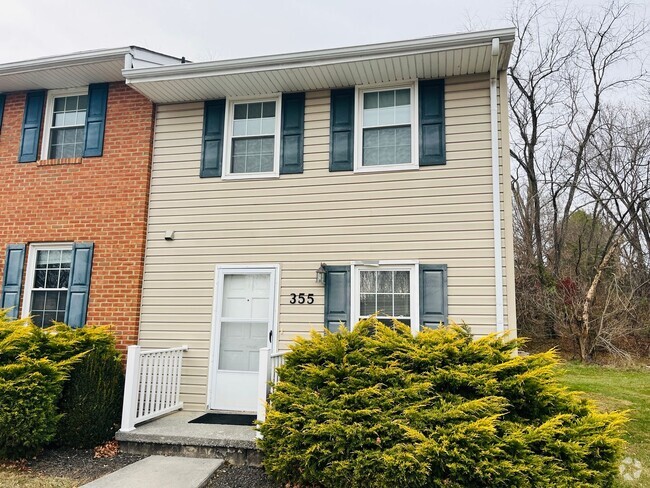Building Photo - 2 Bedroom, 1.5 Bath Townhouse