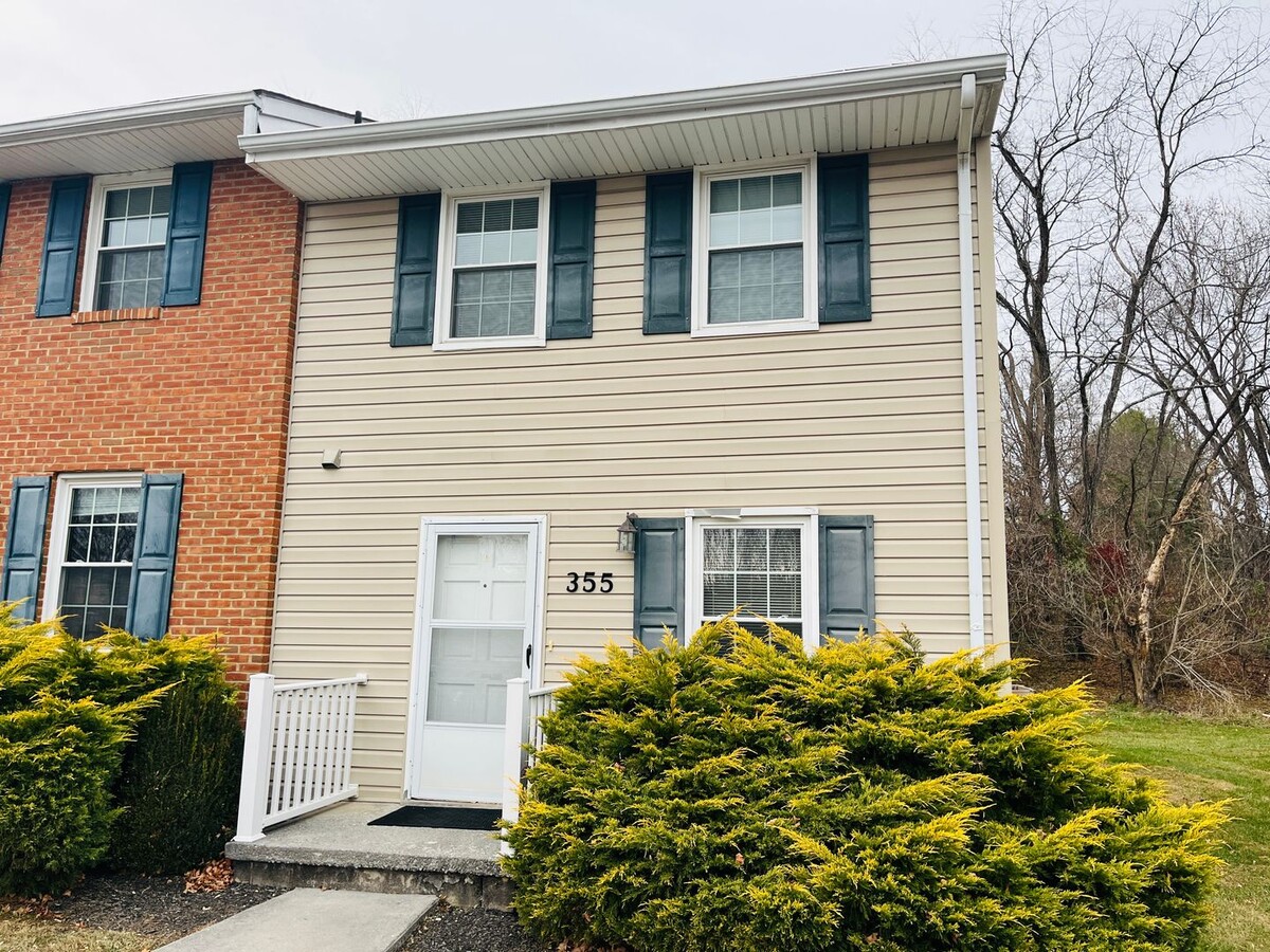 2 Bedroom, 1.5 Bath Townhouse - 2 Bedroom, 1.5 Bath Townhouse