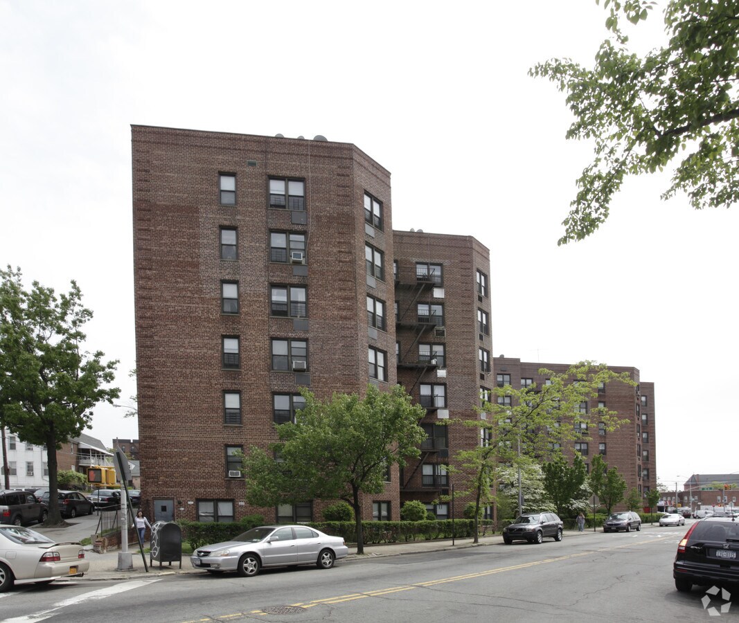 39-20 Greenpoint Ave - 39-20 Greenpoint Ave