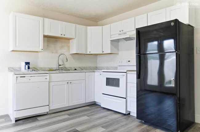 Photo - 472 E Center St